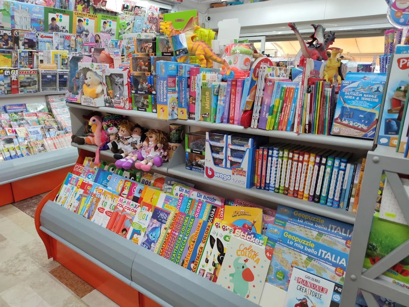 Libri, giochi e pubblicazioni per bambini in negozio