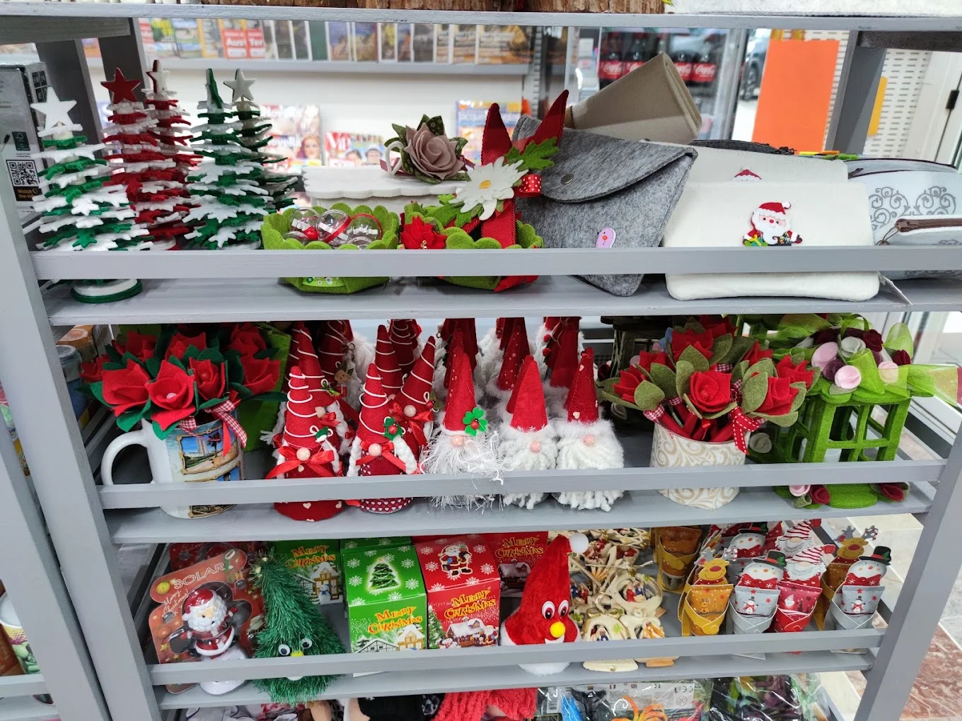 Una selezione di articoli e idee regalo in negozio